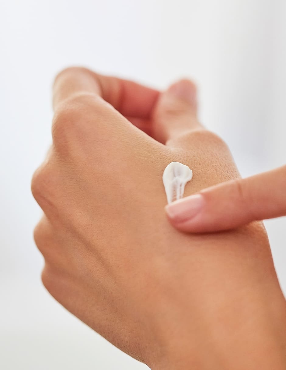 Crema para contorno de ojos recomendada para desinflamar y relajar de día y noche Isdin para todo tipo piel 13