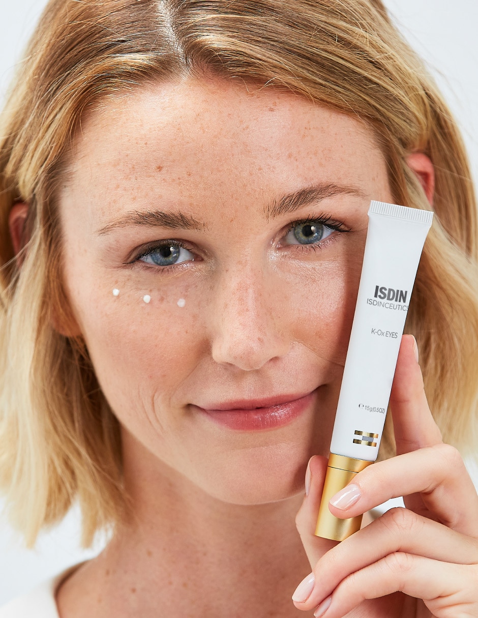 Crema para contorno de ojos recomendada para desinflamar y relajar de día y noche Isdin para todo tipo piel 4