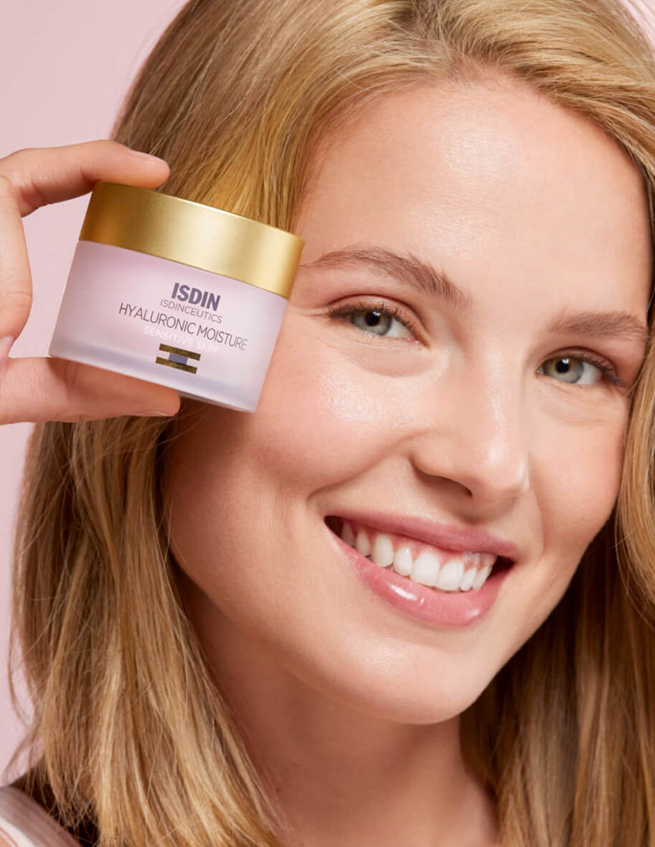 Crema para rostro y labios recomendada para hidratar día y noche ceutics Hyaluronic Moisture Sensitive Isdin Isdinceutics para piel sensible 4